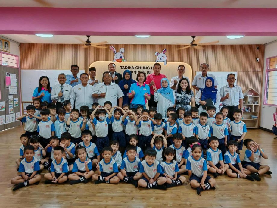 东:来自全国各州的教育局官员莅临哥市中华幼儿园参观,并对中华幼儿园今年新开办的5岁班给予高度评价。
