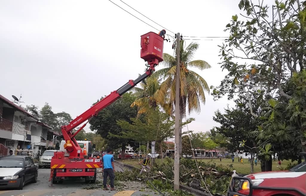 东:淡马鲁突发狂风暴雨,造成大树倒下压中停泊在路旁的轿车,还压扯该路段的国能电线至路面。