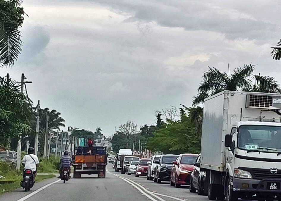 东:游子趁校假回乡 吉拉央直凉路段大堵车