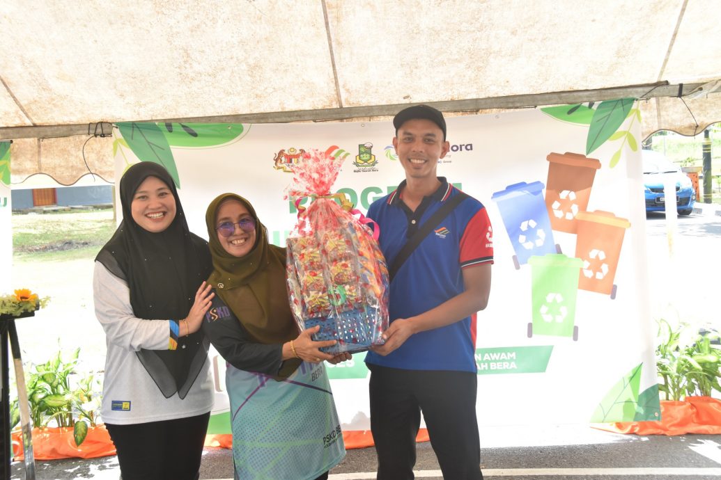 东:百乐公园新添青龙鱼塑像 于绿色计划活动开幕