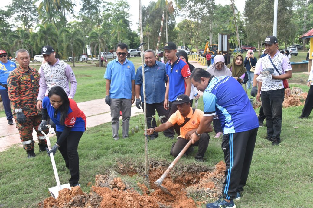 东:百乐公园新添青龙鱼塑像 于绿色计划活动开幕