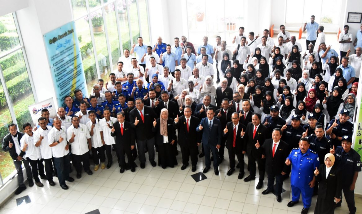 东:百乐县议会新任主席赞里走马上任 阿莫拿欣继续担任县长