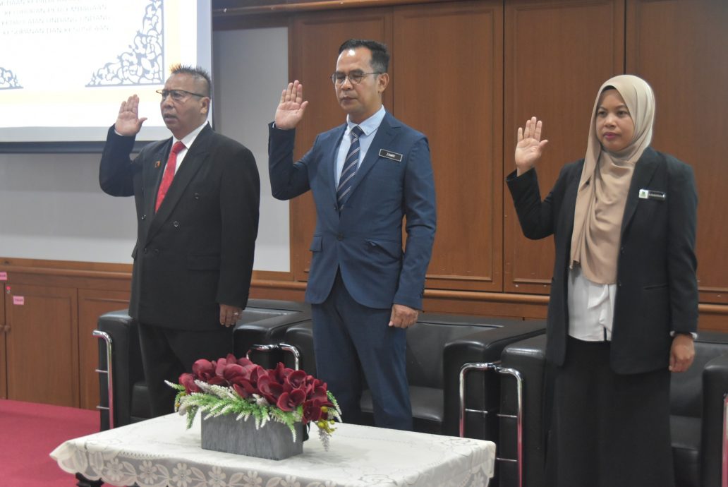 东:百乐县议会新任主席赞里走马上任 阿莫拿欣继续担任县长