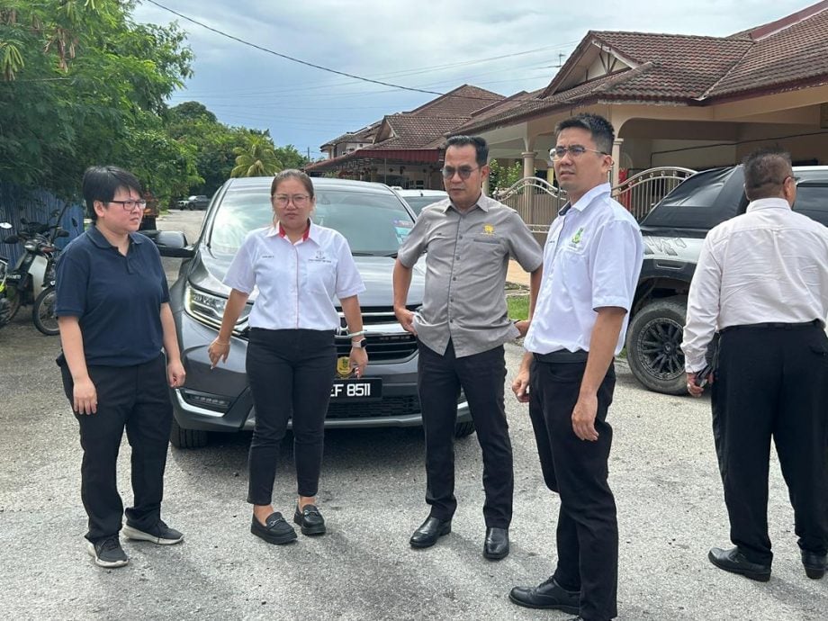 东:百乐县议会联合直凉州选区服务中心及县议员巡视闪电水灾区
