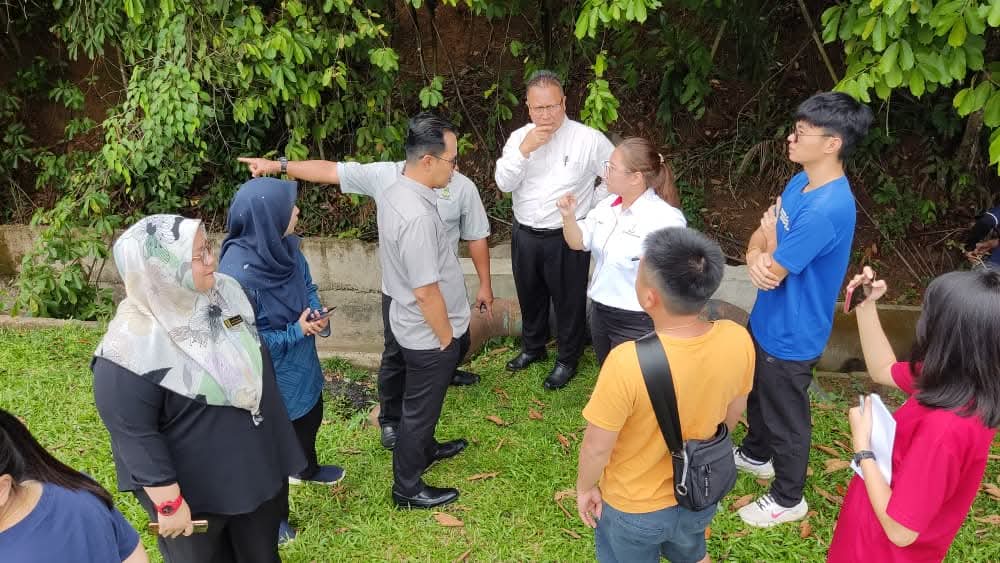 东:百乐县议会联合直凉州选区服务中心及县议员巡视闪电水灾区