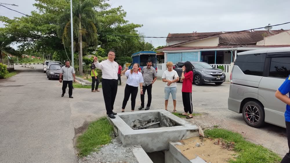东:百乐县议会联合直凉州选区服务中心及县议员巡视闪电水灾区