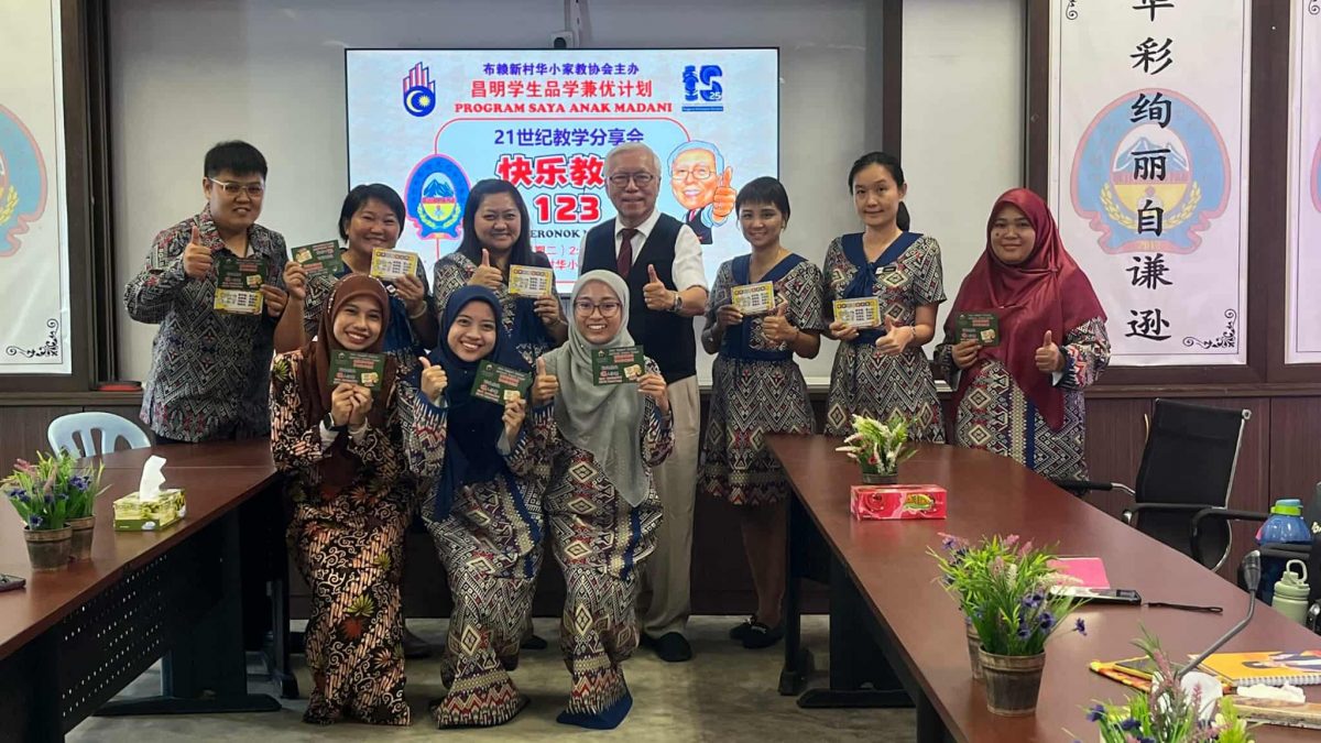 东：话望生布赖新村华小配合 “昌明学生品学兼优计划”，特别邀请全国著名教育推广人“棒叔叔”谢坤校长 到校主持系列讲座。为期2天共举行7场讲座，涵盖学生、教师与家长三大群体，场场座无虚席，获得高度回响。