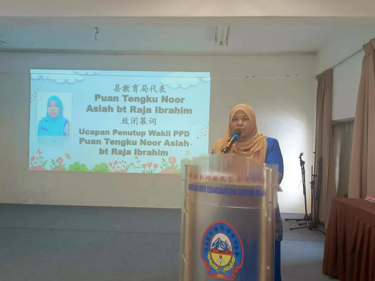 东：话望生布赖新村华小配合 “昌明学生品学兼优计划”，特别邀请全国著名教育推广人“棒叔叔”谢坤校长 到校主持系列讲座。为期2天共举行7场讲座，涵盖学生、教师与家长三大群体，场场座无虚席，获得高度回响。