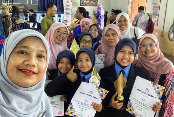 东:郊区学生也有出头天 彭国语辩论赛百乐夺冠加最佳辩手