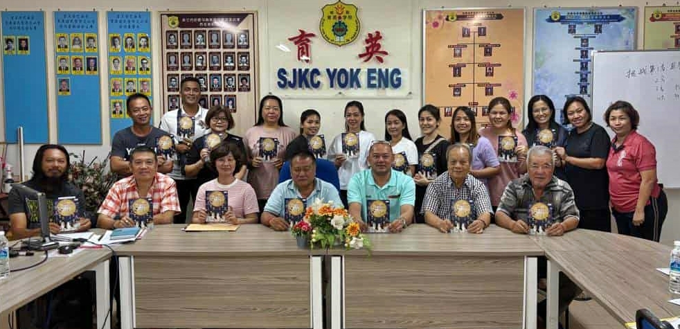 东:配合中秋佳节的到来,巴西马育英华小定于10月3日(星期五)下午5时至晚上10时,在该校礼堂举办一年一度的“月光晚会”中秋庆典,计有比赛、游行、义卖会、游戏、猜灯谜等。