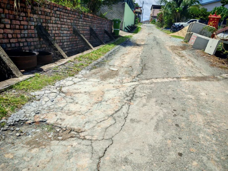 东:金马扬和平村路损沟毁 县议会拨款维修