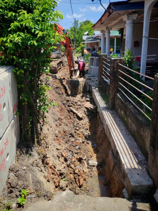 东:金马扬和平村路损沟毁 县议会拨款维修