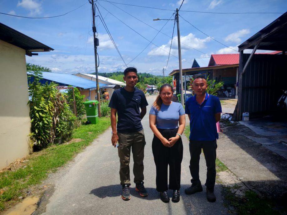 东:金马扬和平村路损沟毁 县议会拨款维修