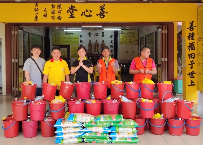 东:马口德教会紫康阁捐普渡贡品予直凉老人院