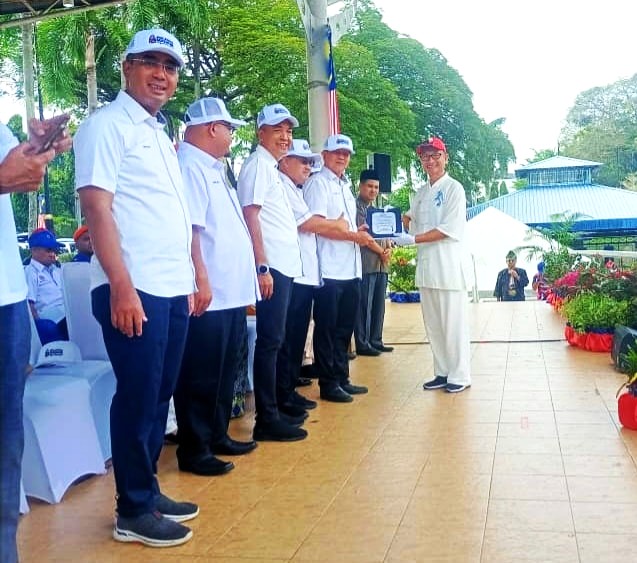 东:马来西亚黄氏太极文德甲分会夺得2025年淡马鲁县国庆庆典非政府组织最佳步操游行奖。