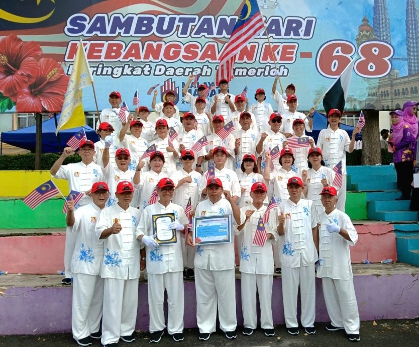 东:马来西亚黄氏太极文德甲分会夺得2025年淡马鲁县国庆庆典非政府组织最佳步操游行奖。