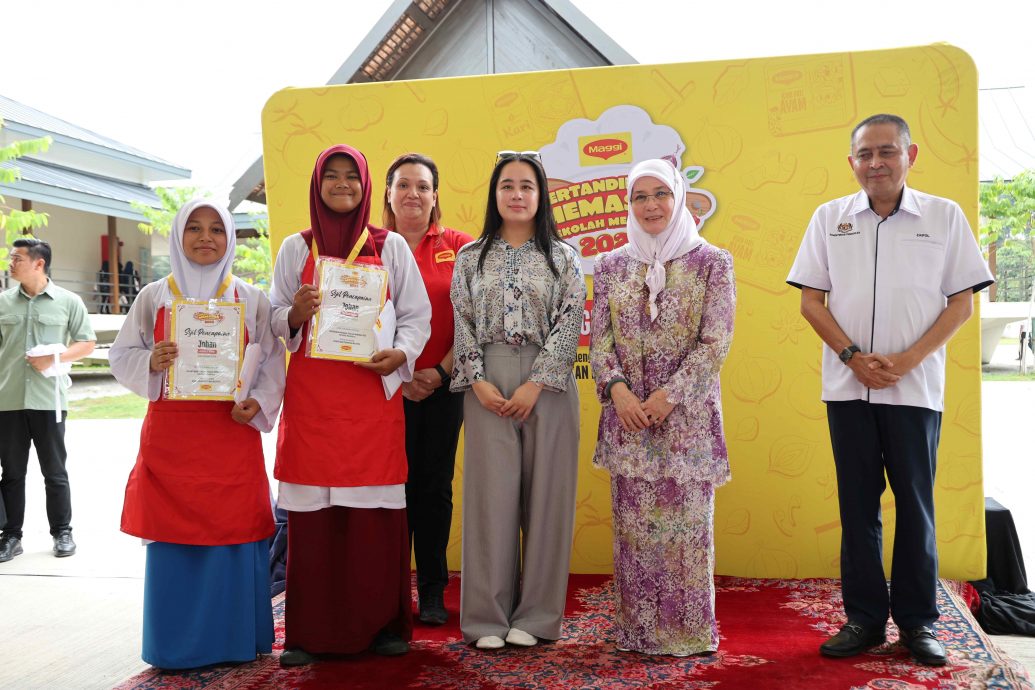 东:(已签发) 第28届美极MAGGI中学烹饪大赛彭州 北根班丹中学2女学生一道酸辣巴丁鱼获评审青睐