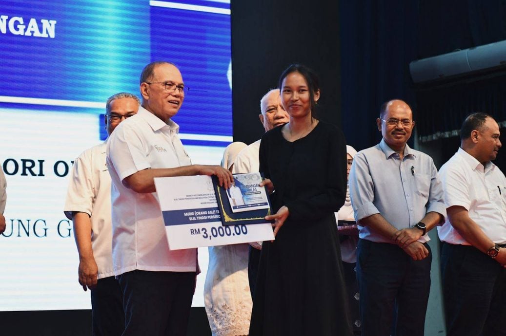  东：（已签发）668名彭州优异生获州政府奖励每人1000令吉