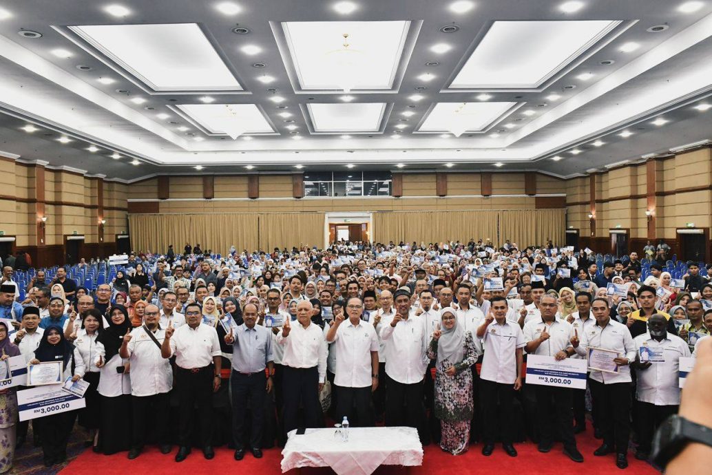  东：（已签发）668名彭州优异生获州政府奖励每人1000令吉