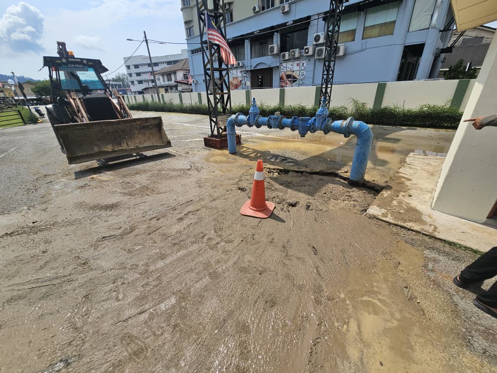 东：（已签发）关丹阿亦布爹中学水管破裂终解决