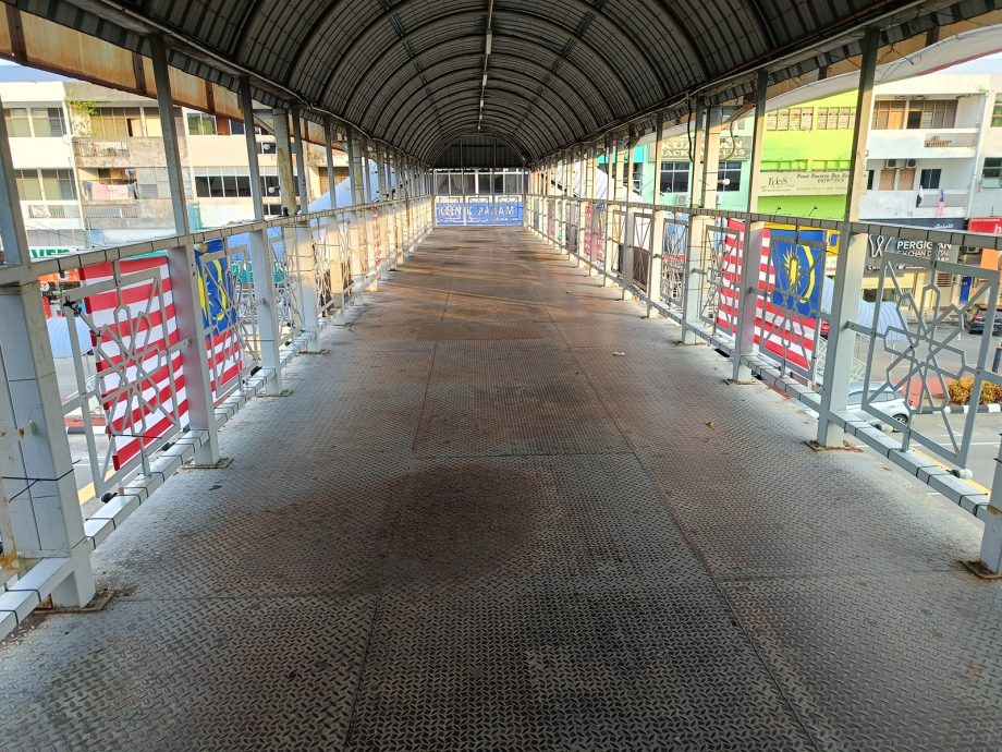 东:(已签发)天桥沦为垃圾场 彭固体废料将展开监督 增强公众意识