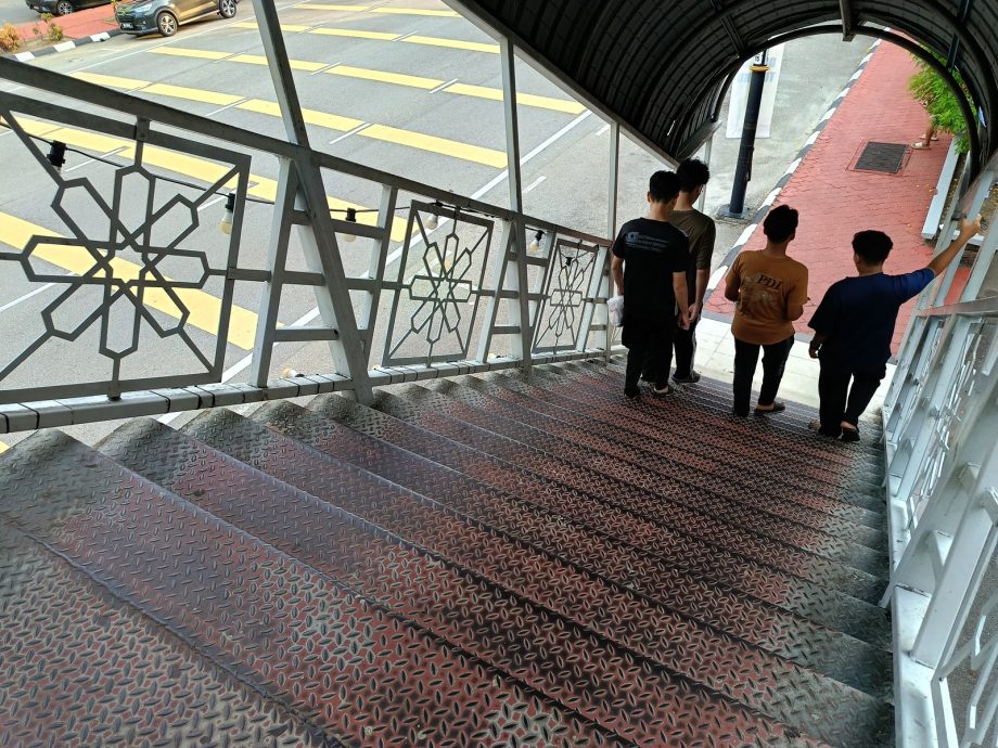 东:(已签发)天桥沦为垃圾场 彭固体废料将展开监督 增强公众意识