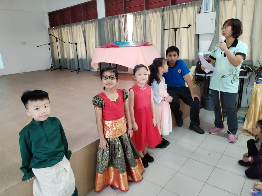 东:(已签发)姚贞暖华小师生同心同声欢庆国庆