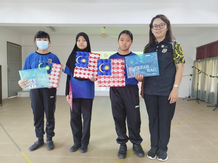 东:(已签发)姚贞暖华小师生同心同声欢庆国庆