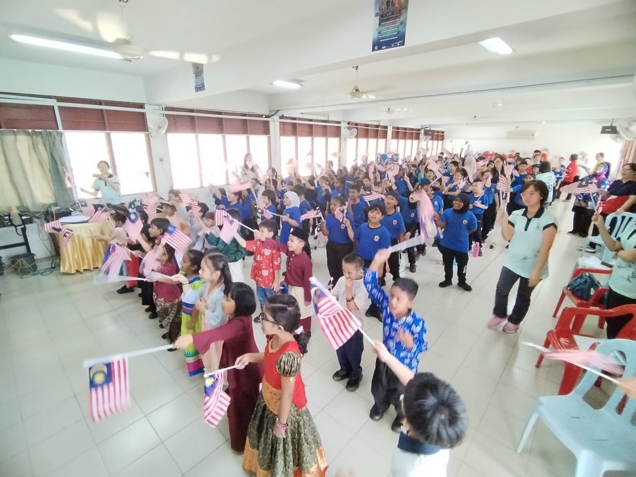 东:(已签发)姚贞暖华小师生同心同声欢庆国庆