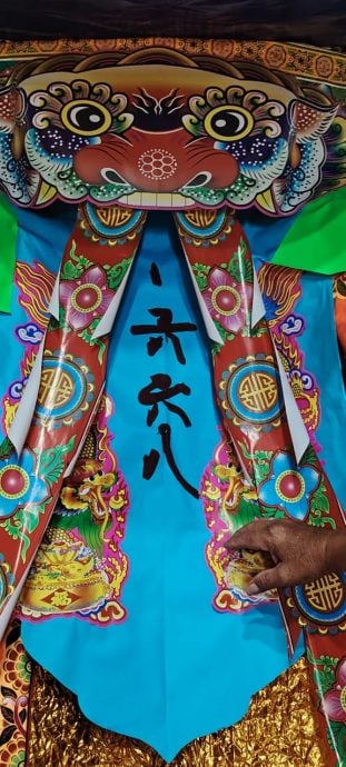 东：（已签发）淡马鲁新市区盂兰胜会庆赞中元活动昨日正式拉开序幕，大仕爷金身座位下的真字号码“1668”，倒转“8661”开出多多头奖，让不少善信及理事发了一笔横财。