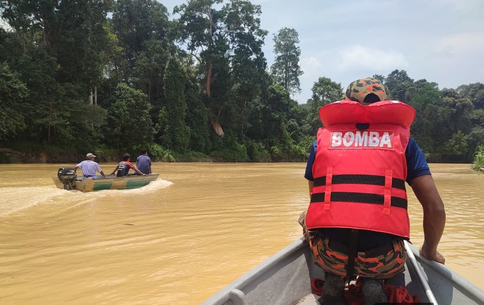 东：（已签发）男子坐船钓鱼掉入河里失踪