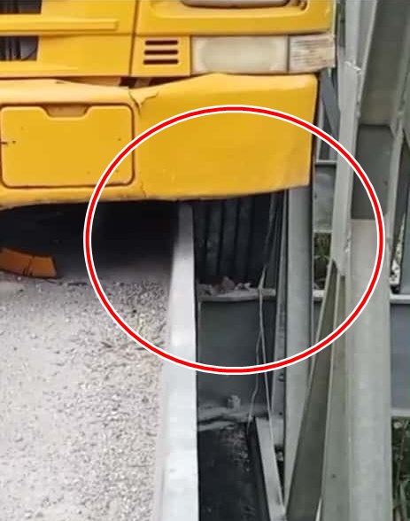 东：（已签发）罗里卡在铁桥进退不得，来往车辆堵塞3小时