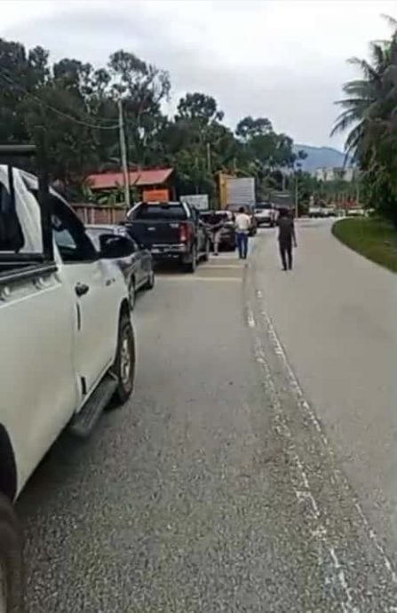 东：（已签发）罗里卡在铁桥进退不得，来往车辆堵塞3小时