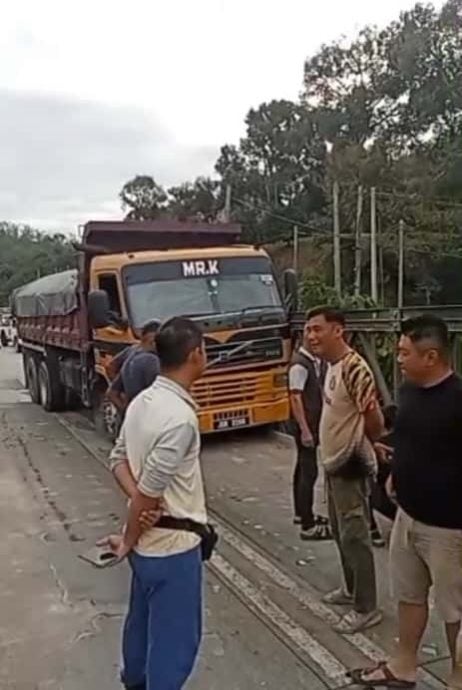 东：（已签发）罗里卡在铁桥进退不得，来往车辆堵塞3小时