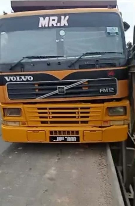 东：（已签发）罗里卡在铁桥进退不得，来往车辆堵塞3小时