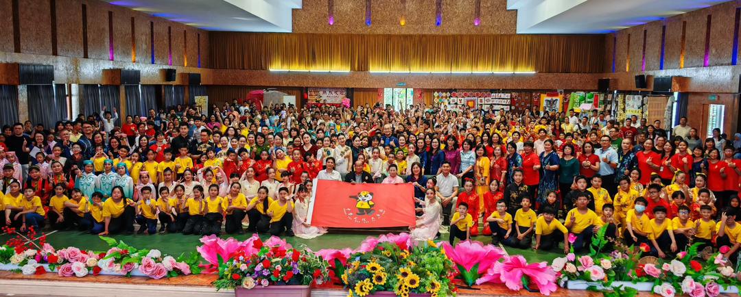 中华文化大乐园霹闭营仪式 800师生家长参与