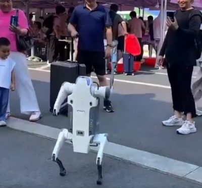 中国开学奇景!机械狗现身校园 帮学生搬运重物“轻松爬楼梯”