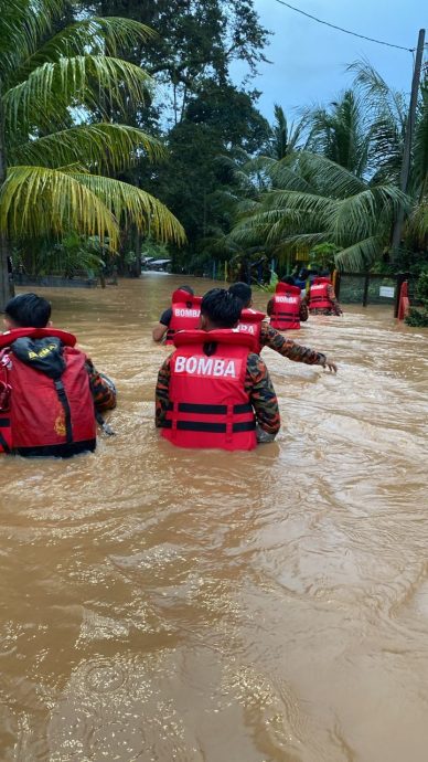 丹绒马林甘榜突发水灾 逾20人受困待援