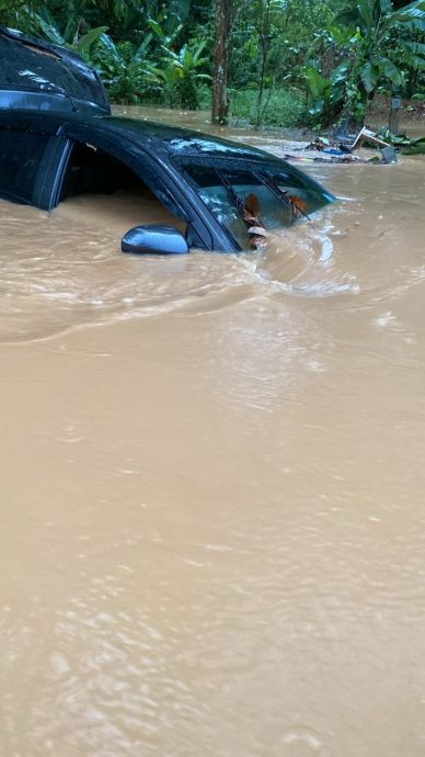 丹绒马林甘榜突发水灾 逾20人受困待援