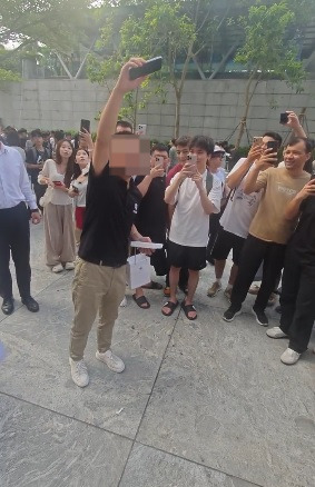 为测试新买iPhone 17 他当众摔地屏幕破裂