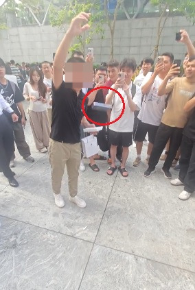 为测试新买iPhone 17 他当众摔地屏幕破裂