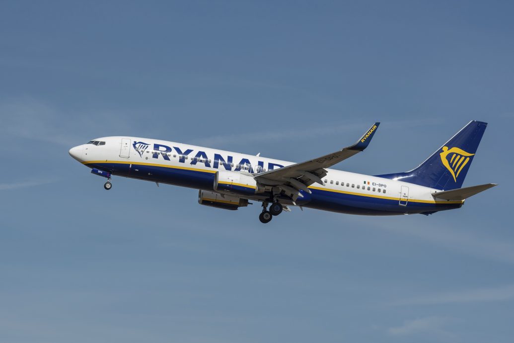 乘客机上毁护照“1人吞食1人冲马桶”　机长受惊急降