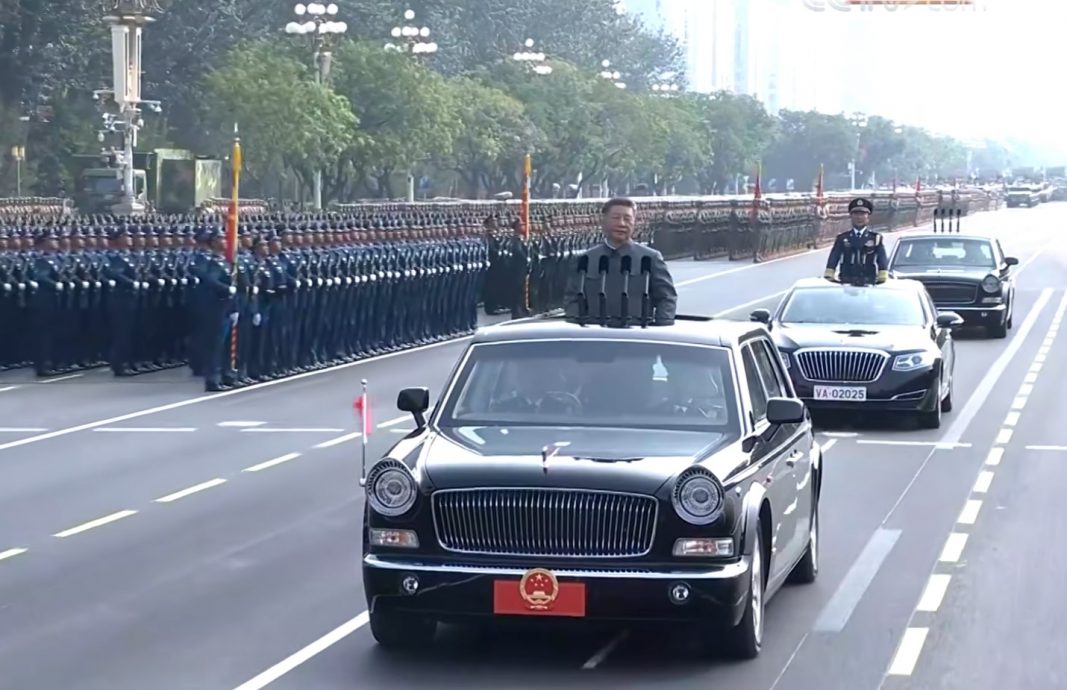 习近平乘车驶回天安门途中 受阅官兵齐声高呼