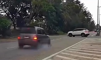 乱U转惹祸 灵鹿急刹车冒白烟