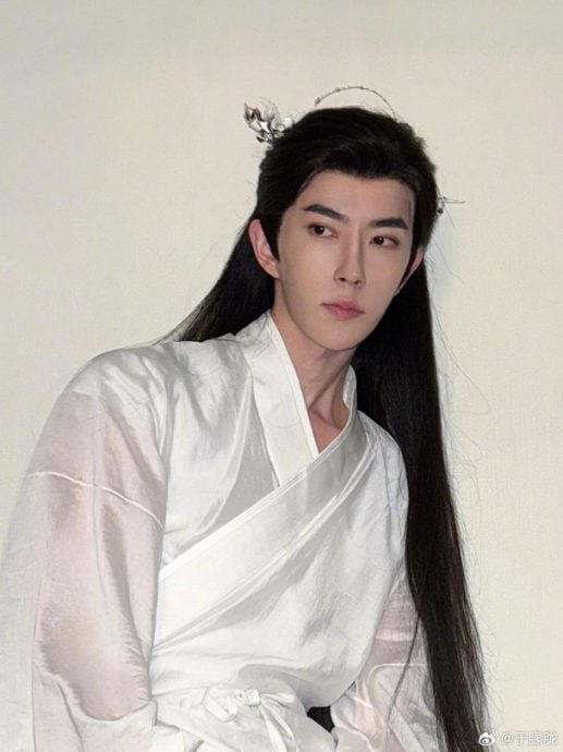 于朦胧坠楼窗户现抓痕 网列疑点求彻查