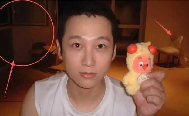 于朦胧坠楼窗户现抓痕 网列疑点求彻查