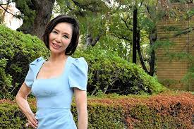 从全职主妇到选美入围者 66岁奶奶穿高跟鞋自信走上舞台