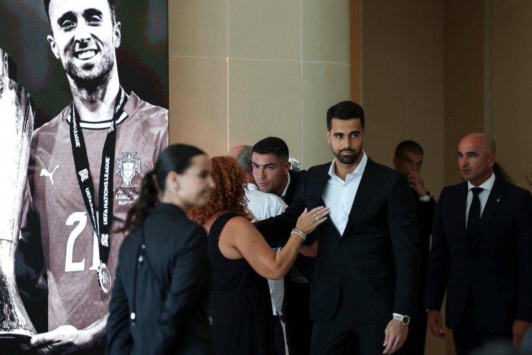 从欧国联夺冠庆典变追悼仪式  C罗眼眶泛红默哀若塔