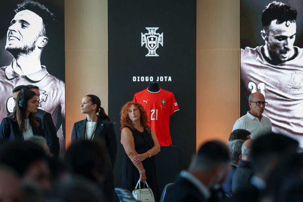 从欧国联夺冠庆典变追悼仪式  C罗眼眶泛红默哀若塔