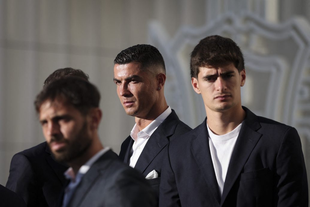 从欧国联夺冠庆典变追悼仪式  C罗眼眶泛红默哀若塔